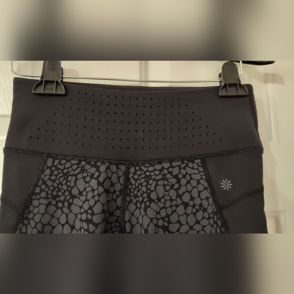 Athleta Stealth Trucool Women's Leggings Size X-Small Crop Black Gray Crocodile - Picture 2 of 4